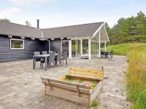 Hedensted - Nordjyllandにある10 person holiday home in lb kのパティオ(テーブル、椅子付)が備わる家です。
