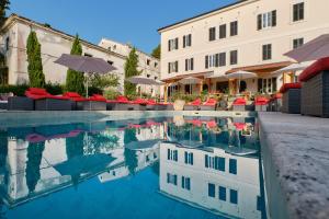 Bazén v ubytovaní Dolphin Suites alebo v jeho blízkosti