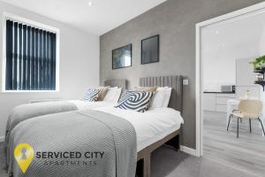 een slaapkamer met een groot bed in een kamer bij SCA- Arden Apartment 7 Twin Bedroom Free Parking in Coventry