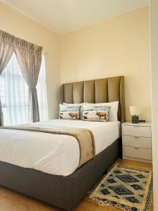 1 dormitorio con 1 cama grande y ventana grande en Moc Luxury Apartment en Johannesburgo
