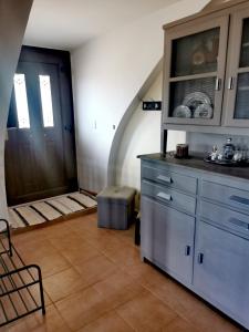 uma cozinha com um lavatório e um armário num quarto em Angie's Stone house em Peletá