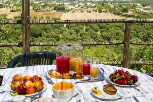 stół z talerzami owoców i soku w obiekcie Pajare Fusaro w mieście Specchia
