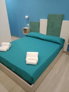 um quarto com uma cama com toalhas em Mary's rooms em Parghelia