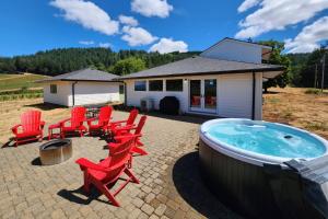 a patio with chairs and a hot tub at King's Queen in Newberg