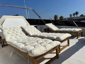 zwei Sofas auf einem Boot in der Unterkunft YACHT 20Metros in Barcelona