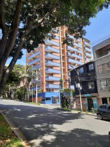 an empty street with a large apartment building at Apartamento centro MDE in Medellín