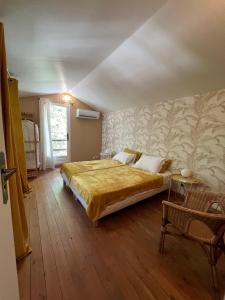 um quarto com uma cama grande e um cobertor amarelo em SOURCE D'HARMONIE L'Écureuil Terres Rouges La Rocaille l'Olivier em Meyreuil
