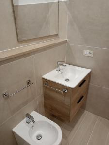 uma casa de banho com um lavatório e um espelho em Mary's rooms em Parghelia