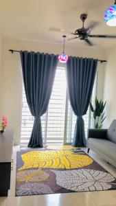 - un salon avec des rideaux bleus et un canapé dans l'établissement HOMESTAY DOABONDA, à Kajang
