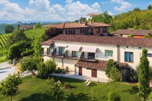 una vista aerea di una casa in un vigneto di Il Cortile Suites a Diano dʼAlba