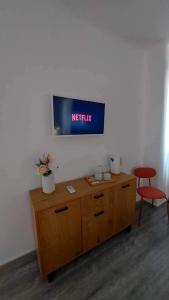 Televízia a/alebo spoločenská miestnosť v ubytovaní Unique Experience Apartment’s