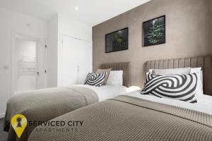 SCA- Arden Apartment 4 Twin Bedroom Free Parking tesisinde bir odada yatak veya yataklar