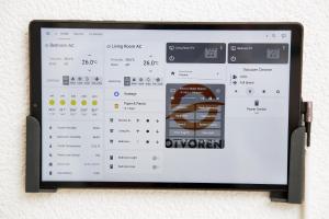ekran tabletowy ze stroną internetową na ścianie w obiekcie Apartment Zaza - Home & Style - King Bed, Modern, Parking w mieście Privlaka