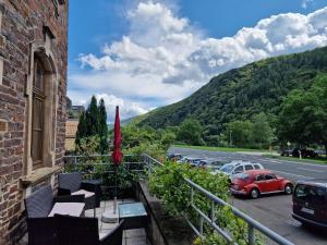 埃迪格尔-埃莱尔Winzervilla的可以看到停车场的阳台