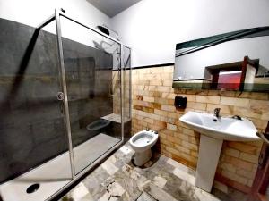 Supino的住宿－Casina di Paolo e Maria，带淋浴、盥洗盆和卫生间的浴室