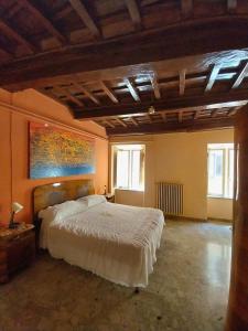 um quarto com uma cama grande e um quadro na parede em Casina di Paolo e Maria em Supino