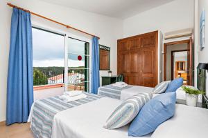 Ένα ή περισσότερα κρεβάτια σε δωμάτιο στο Villas Cala Galdana +22 φωτογραφίες