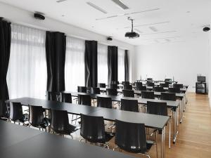 een kamer met rijen tafels en stoelen bij Hotel Continentale in Trieste