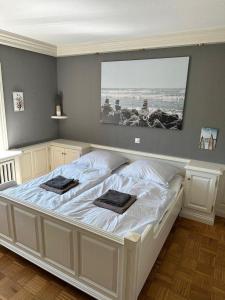 1 dormitorio con 1 cama grande y 2 toallas. en Haus-Deichtraum en Risum-Lindholm