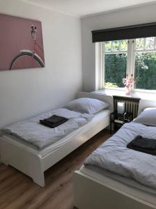 En eller flere senge i et værelse på Haus-Deichtraum
