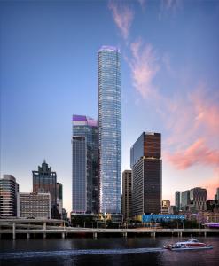 eine Skyline der Stadt mit einem hohen Gebäude und einem Fluss in der Unterkunft Eyes on the Fireworks Lux Riverfront 2KingBed Apt in Brisbane