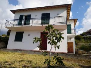 a white house with a red door at Villetta Alberti in Sanremo