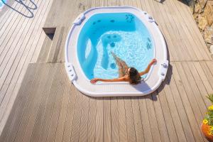 Бассейн в Hotel La Perla Del Golfo или поблизости