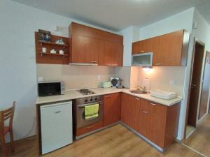 A kitchen or kitchenette at New Inn