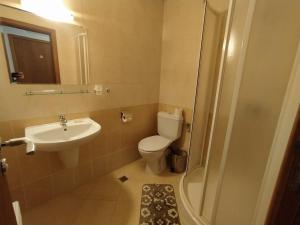 A bathroom at New Inn Még 37 kép