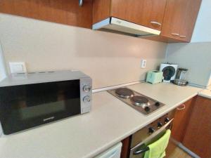 A kitchen or kitchenette at New Inn