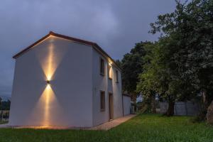 een wit huis met lichten aan de zijkant bij Casa Tía Pepa 