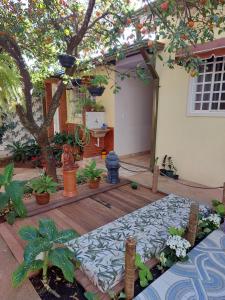 a patio with a table and a tree at Rifugio in Alto Paraíso de Goiás