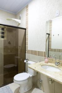 łazienka z toaletą i umywalką w obiekcie Rifugio w mieście Alto Paraíso de Goiás