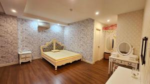 ein Schlafzimmer mit einem Bett, einem Waschtisch und Spiegeln in der Unterkunft H1 Passion in Ho-Chi-Minh-Stadt