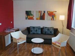 sala de estar con sofá y 2 sillas en Zur Wildgans, en Arendsee