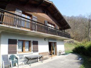 a building with a balcony and a table and chairs at Chalet Samoëns, 5 pièces, 8 personnes - FR-1-629-103 in Samoëns