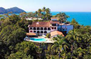 una vista aérea de una casa en los árboles en Mansão com lazer e vista para o mar em Ubatuba, en Ubatuba