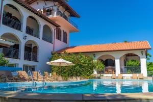 uma piscina em frente a um edifício em Casa luxo, com 9 quartos vista mar Ubatuba em Ubatuba