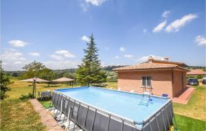 een groot zwembad in een tuin naast een huis bij Lovely Home In Castelnuovo Di Farfa With Kitchen in Castelnuovo di Farfa