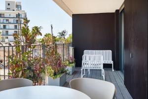 Ein Balkon oder eine Terrasse in der Unterkunft Skyline Oasis by TLV2RENT