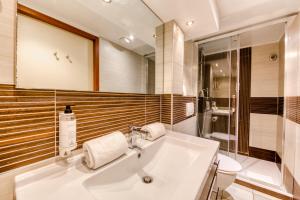 a bathroom with a sink and a toilet and a tub at Hotel Villa d'Elsa in Juan-les-Pins
