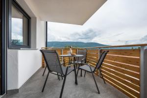 d'un balcon avec une table et des chaises et une vue. dans l'établissement Forchnerhof Apt 1, à Terento