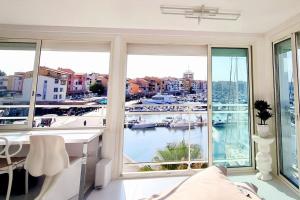 een slaapkamer met uitzicht op een jachthaven bij Le rêve de Déborah in Cap d'Agde