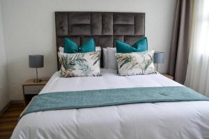 Ένα ή περισσότερα κρεβάτια σε δωμάτιο στο Peaceful gateaway - 2 bed apartment in Sunninghill with back-up power +19 φωτογραφίες