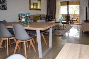Χώρος καθιστικού στο Peaceful gateaway - 2 bed apartment in Sunninghill with back-up power