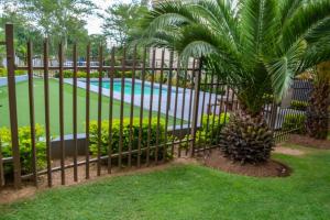 Πισίνα στο ή κοντά στο Peaceful gateaway - 2 bed apartment in Sunninghill with back-up power