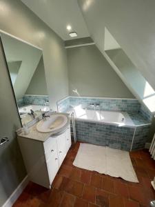 een badkamer met een wastafel en een bad bij maison de charme à 1h 30 de Paris in Saint-Éman +31 foto's