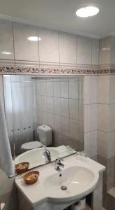 ein Bad mit einem Waschbecken und einem WC in der Unterkunft Europa Beach Hotel in Galaxidi