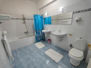 biała łazienka z toaletą i umywalką w obiekcie happy home w mieście Luksor