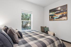 1 dormitorio con cama y ventana en Hikers Haven with Hot Tub - Near Mt Rainier! en Ashford